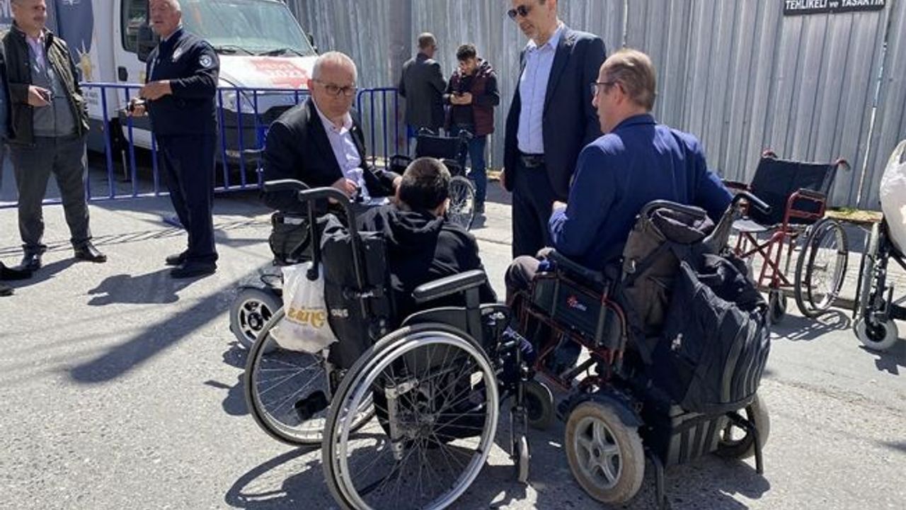 Ümraniye’de, engellilerle empati için 1 dakikalığına engelli oldular
