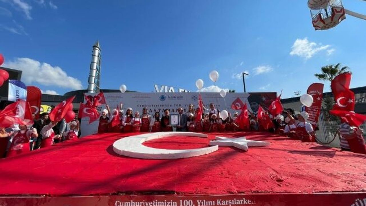  Tuzlalı miniklerden Dev Türk Bayraklı pasta