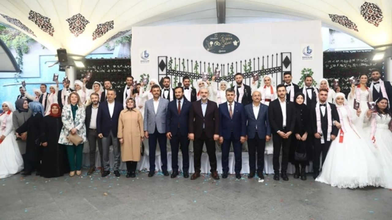 Bağcılar'da 15 çift toplu düğün şöleniyle dünya evine girdi