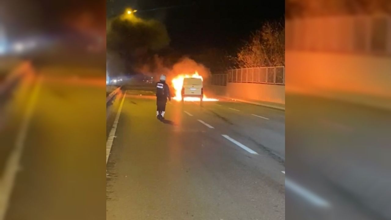 Çekmeköy'de minibüs alev topuna döndü