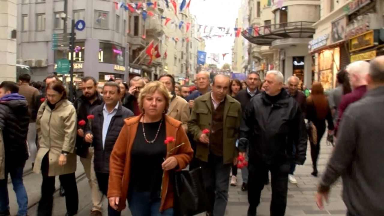 İMOK üyeleri terör saldırısının yapıldığı yere karanfil bıraktı