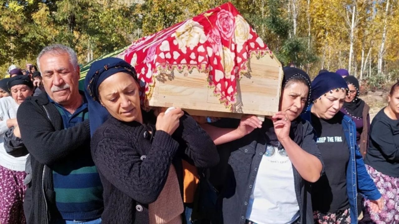 Metrobüs durağında öldürülen Neriman'ı, kadınlar son yolculuğuna uğurladı