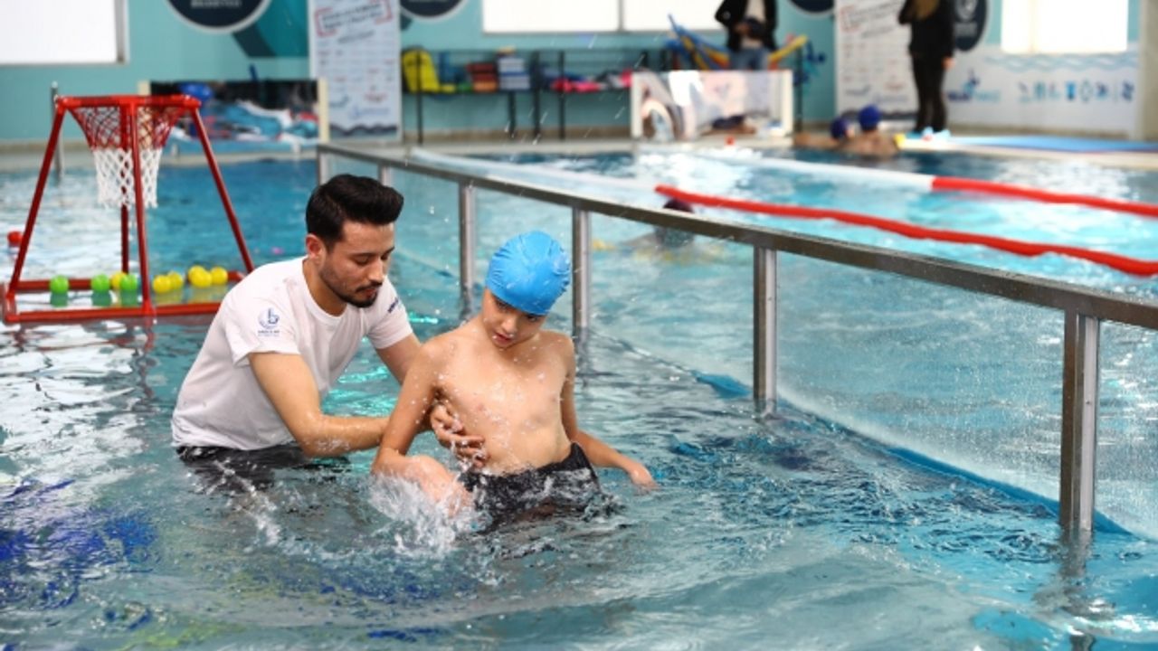 Türkiye’nin ilk engelsiz havuzu Bağcılar’da hizmete girdi