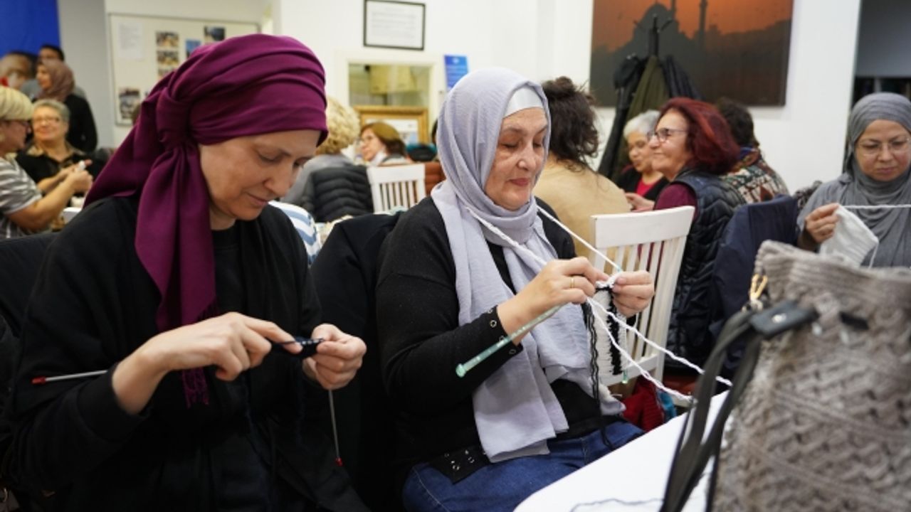 Üsküdar'da, kullanılmayan el örgüsü giyecekler ihtiyaç sahipleri için yeniden örüldü