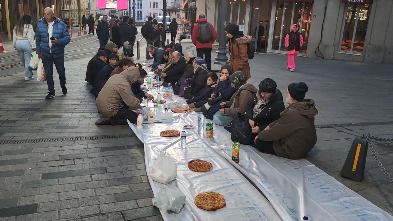 Ramazan'ın ilk yeryüzü sofrası Tünel Meydanı'nda kuruldu - İstanbul Gazetesi