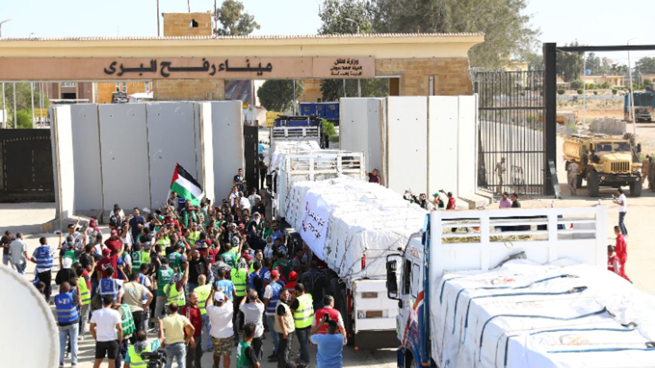 Refah Sınır Kapısı açıldı: İnsani yardım malzemesi taşıyan 20 tır, Mısır'dan geçerek Gazze'ye ulaştı