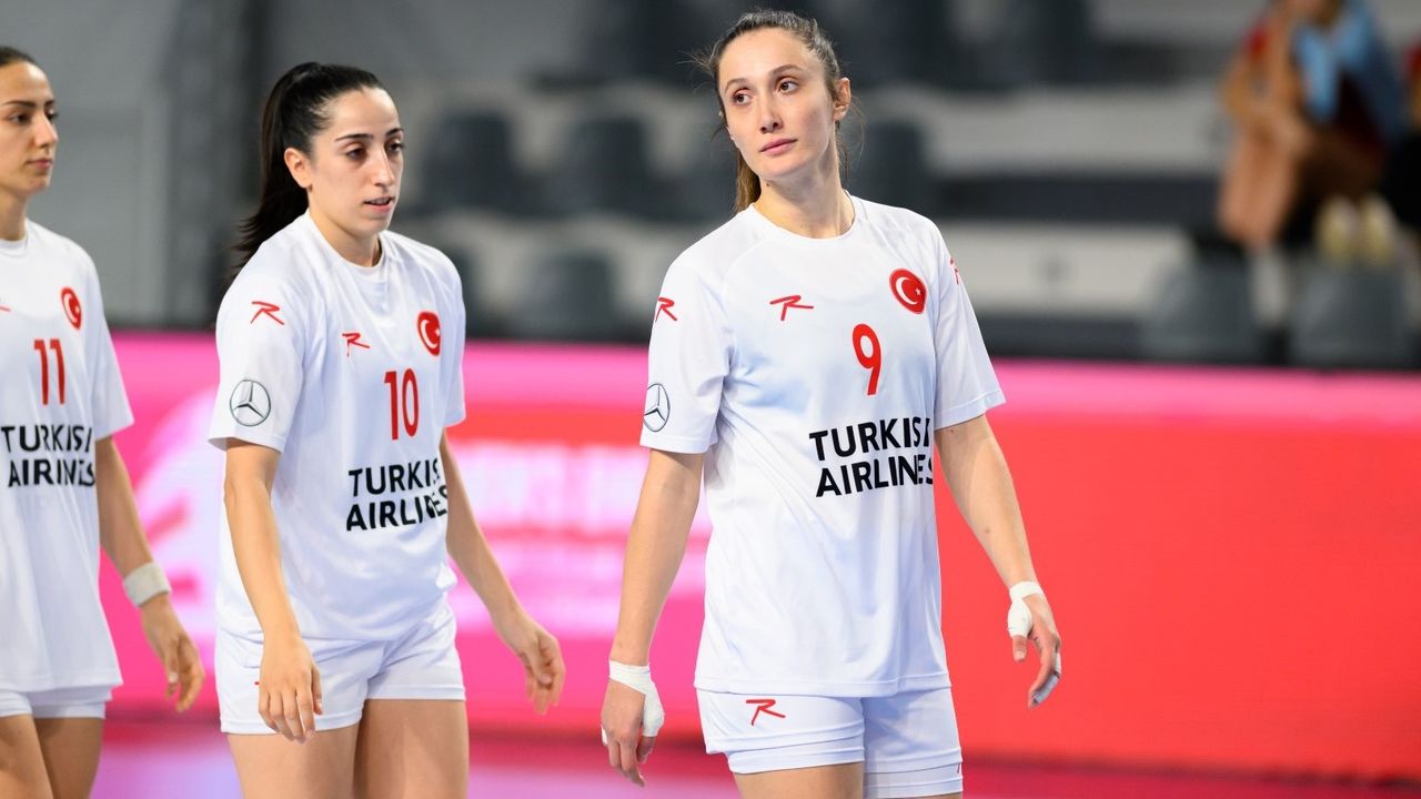 A Milli Kadın Hentbol Takımı'ndan üzen sonuç: Eleme Grubu'ndaki ilk maçında Karadağ'a yenildi