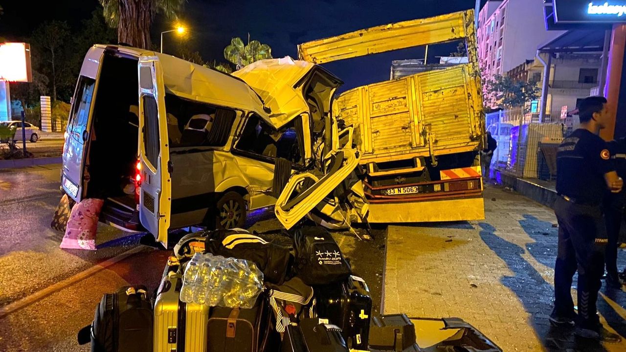 Antalya'da turistleri taşıyan minibüs kamyona çarptı: 1 kişi öldü, 10 da yaralı var...
