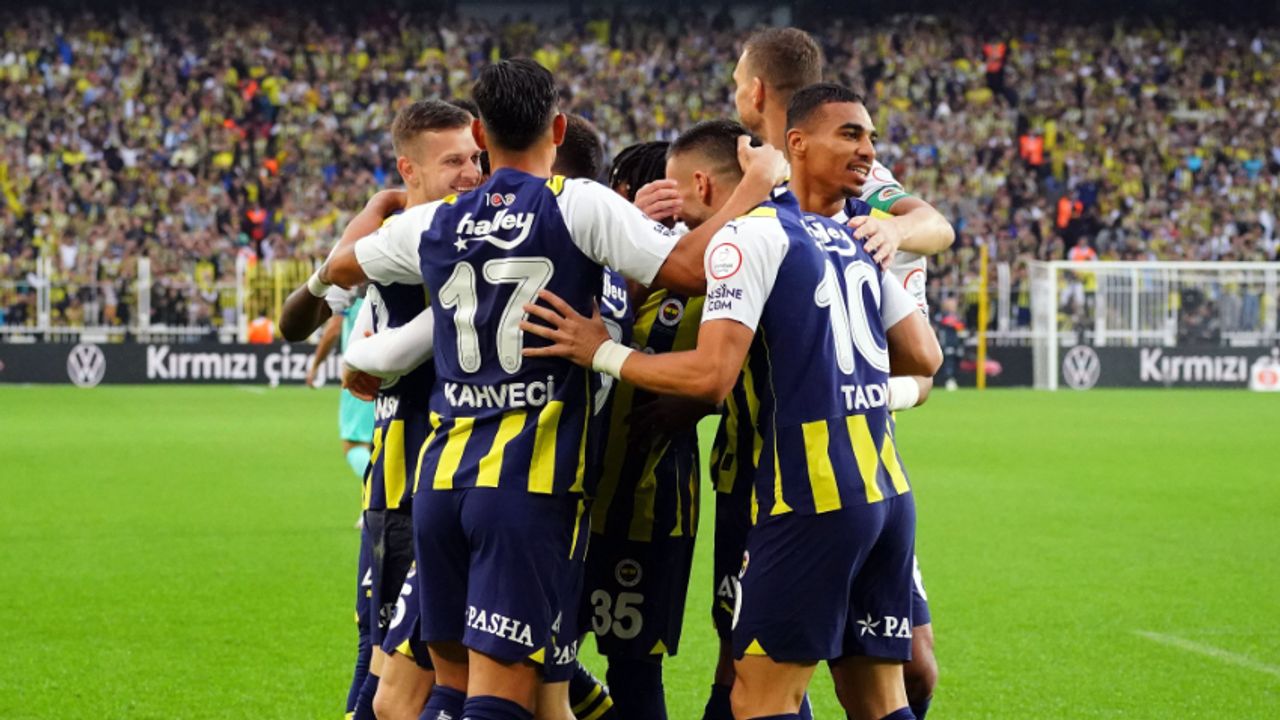 Fenerbahçe'den Çaykur Rizespor'a gol yağmuru: Galibiyet serisi 14 maça çıktı!