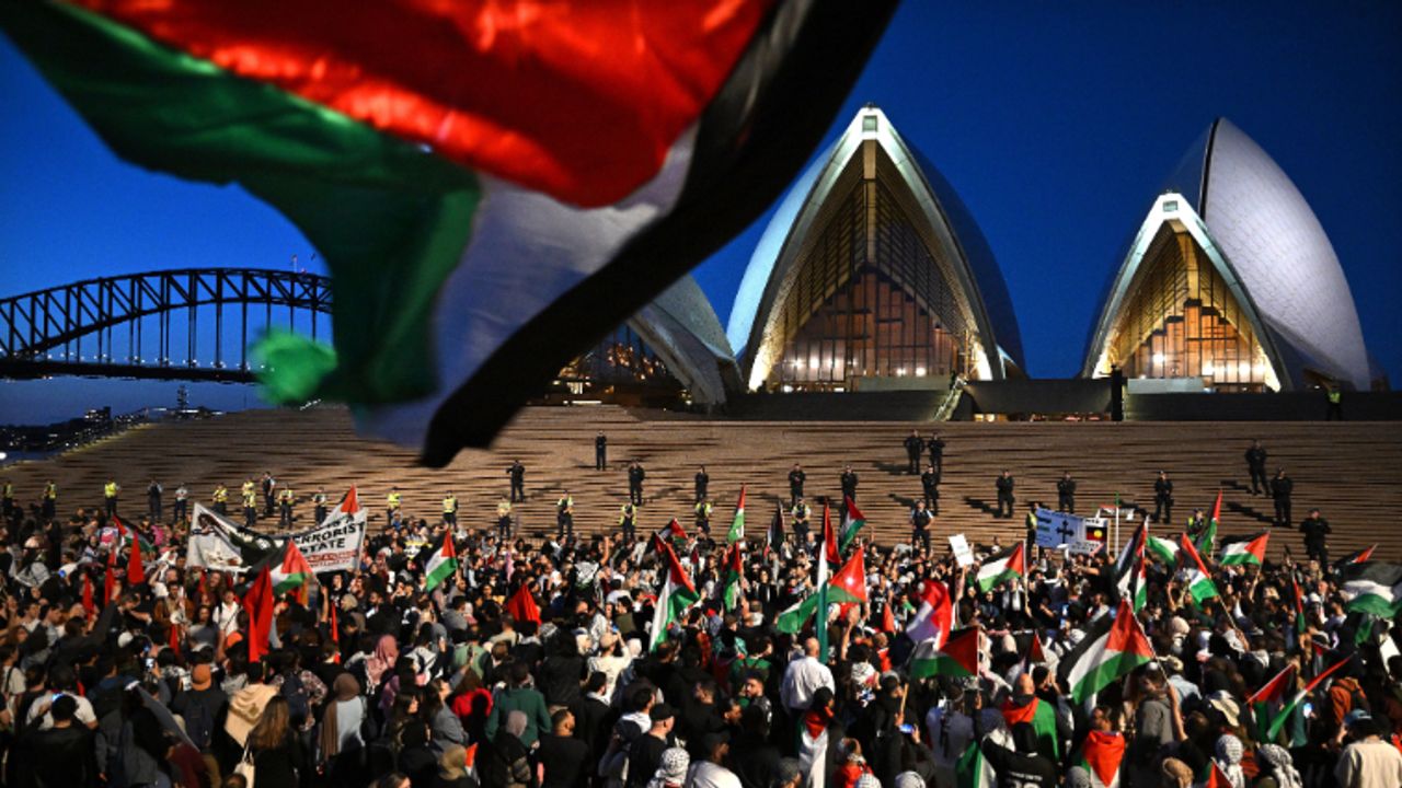 Avustralya'daki Opera Binası'na yansıtılan İsrail bayrağı, tepkiye neden oldu: Binlerce gösterici slogan attı...