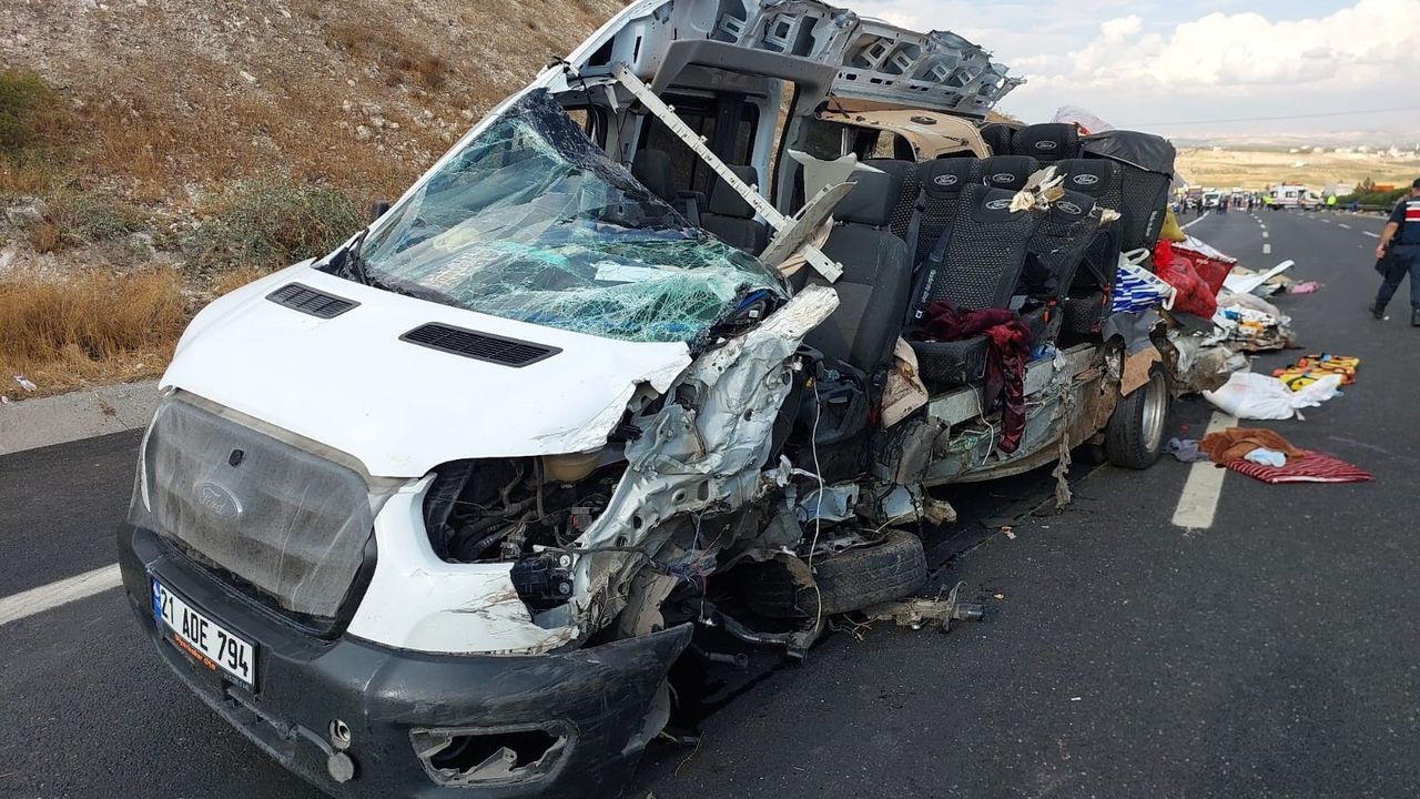 Gaziantep Şanlıurfa Otobanı üzerinde feci kaza: Takla atan minibüsteki 5 kişi yaşamını yitirdi...