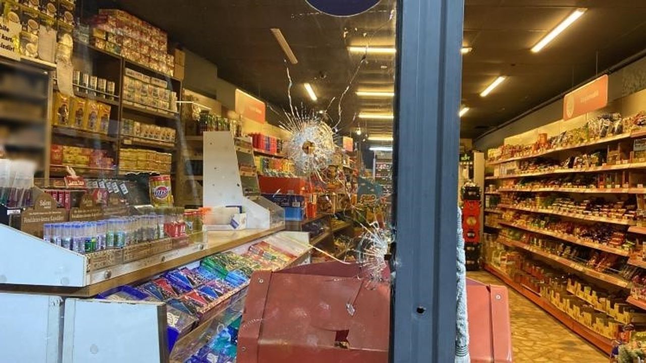 Esenyurt'taki bir markete silahlı saldırı: Şans eseri yaralanma olmadı...