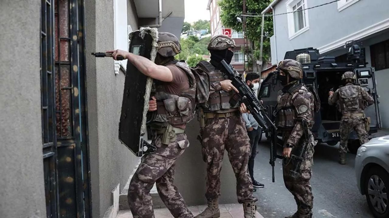 İstanbul ve Bitlis'teki 8 adrese baskın: Terör örgütleriyle bağlantılı 7 şüpheli yakalandı!