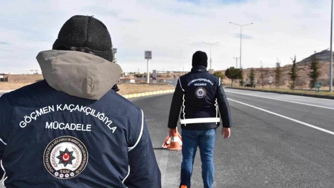 İstanbul ve İzmir'de eş zamanlı operasyon: Göçmen kaçakçılığı şüphelisi 19 kişi yakalandı!
