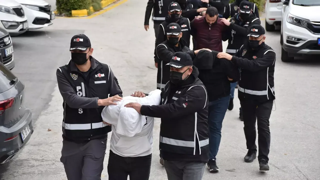 Bakan Yerlikaya duyurdu: Adana merkezli 6 ilde düzenlenen 'Kafes' operasyonunda 55 şüpheli yakalandı!