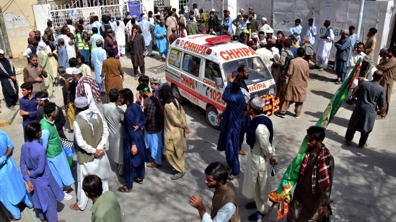 Pakistan'daki saldırının ardından acı tablo büyüyor: Yaşamını yitirenlerin sayısı 62'ye çıktı...