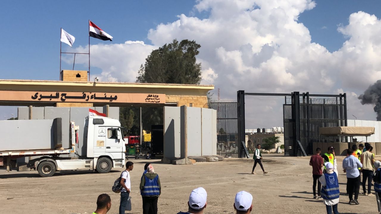 Refah Sınır Kapısı'na BM bayrağı çekiliyor: Gelen yardımlar tek tek denetlenecek