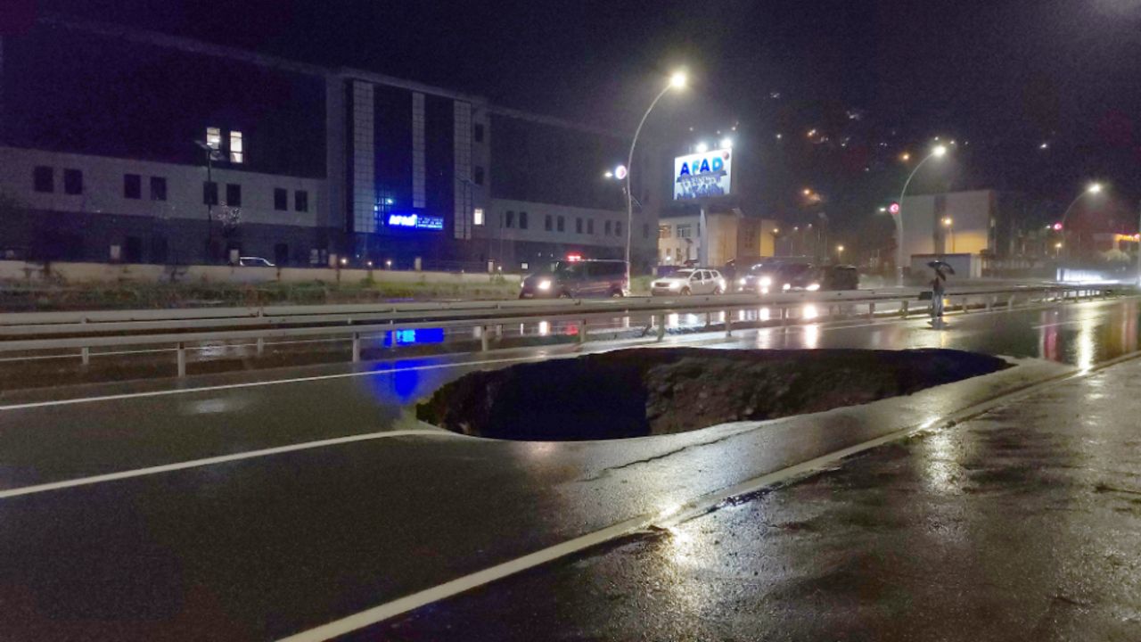 Rize'de etkili olan yağışlar sonucu karayolunda çökme yaşandı!