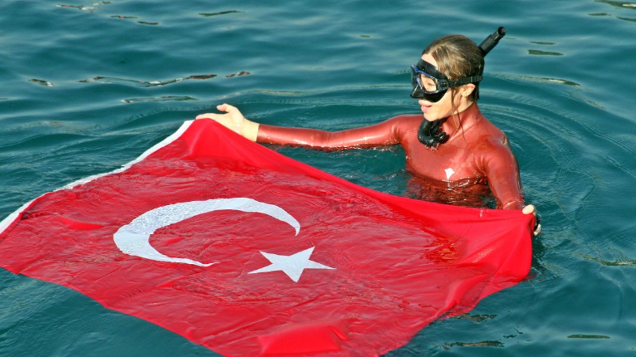 Şahika Ercümen'den Cumhuriyetin 100. yılına özel dalış: Türk bayrağını suda dalgalandırdı!