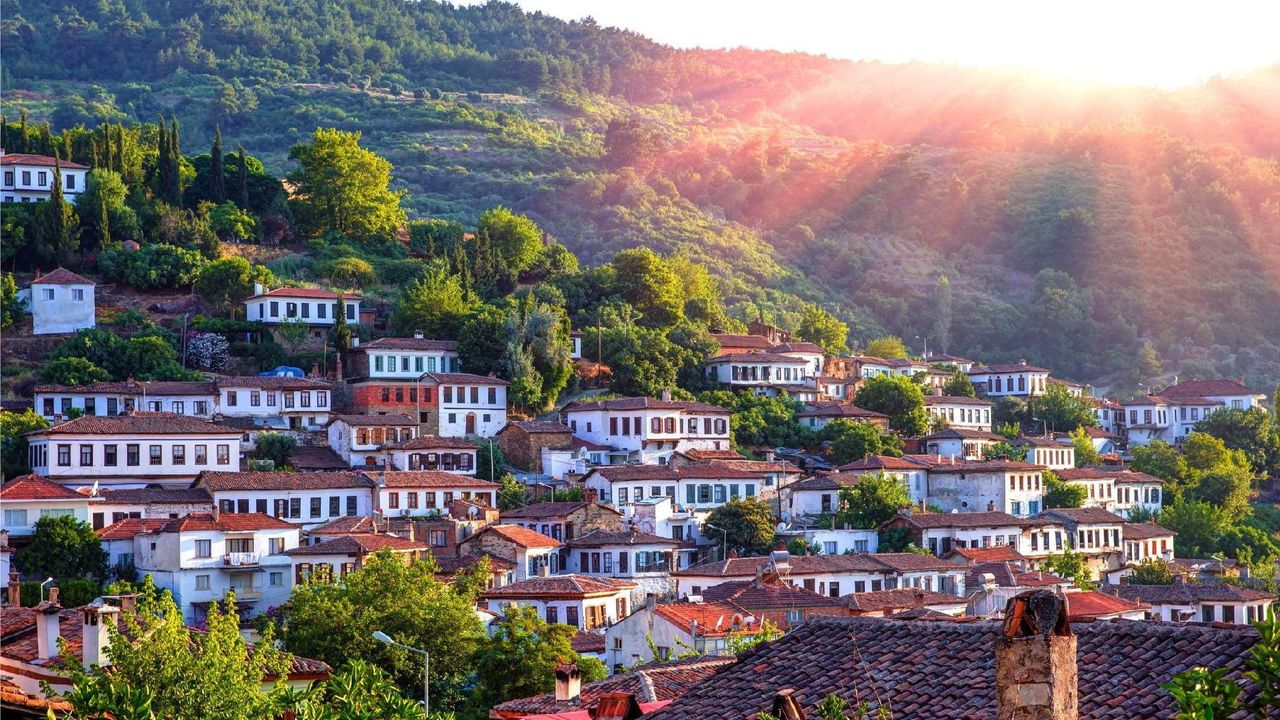 İzmir'in gözbebeği Şirince, 60 ülkeden yüzlerce köyü geçerek 'En İyi Turizm Köyü' seçildi!