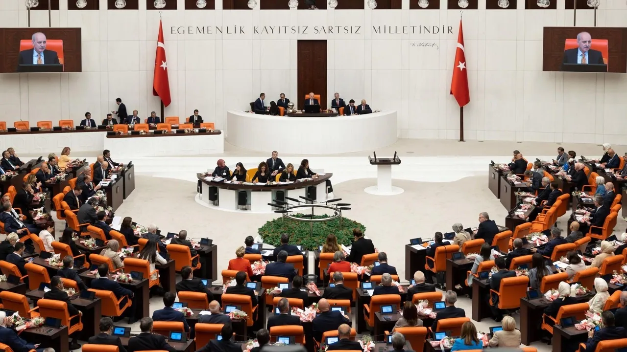 TBMM'de 28. Dönem 2. Yasama yılı, Kurtulmuş'un Atatürk anıtına çelenk koymasıyla başladı