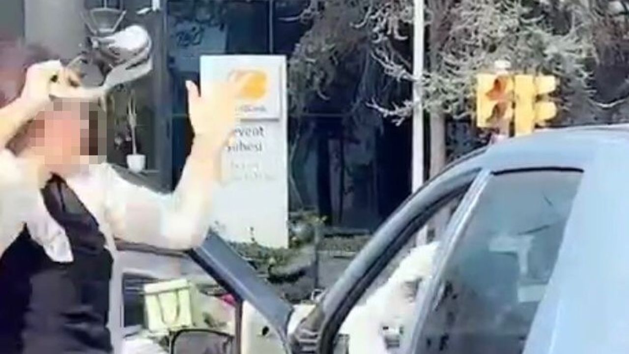 Levent'te trafiğin ortasında maganda dehşeti: Kadın sürücüyü aracı içinde darp etti!