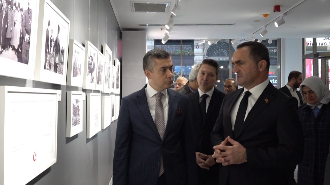 Beyoğlu’nda Atatürk’ün fotoğraflarından oluşan “Efendiler” sergisi açıldı
