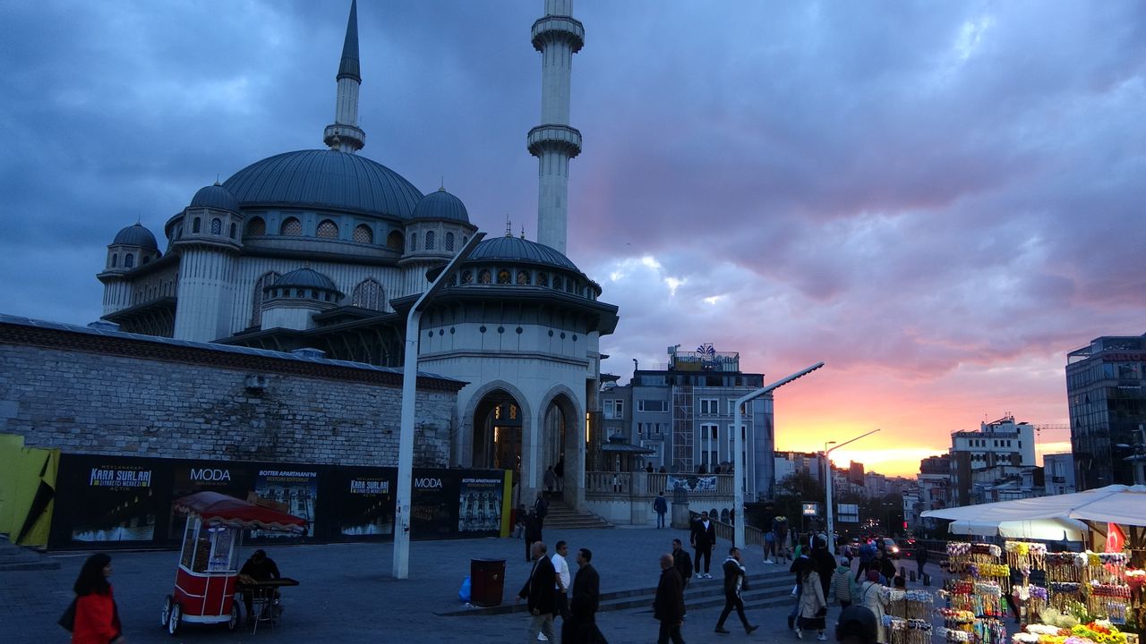 Taksim’de gün batımı manzarası hayran bıraktı