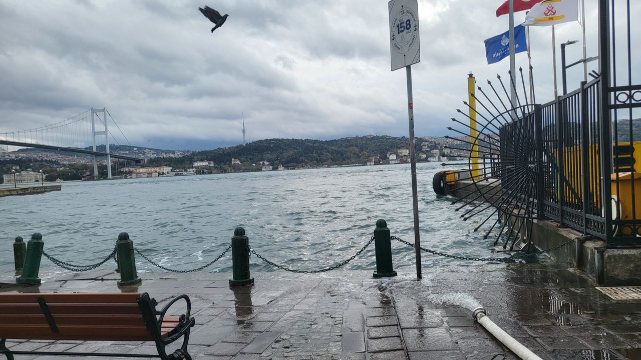 Ortaköy'de deniz yükseldi, restoranı su bastı