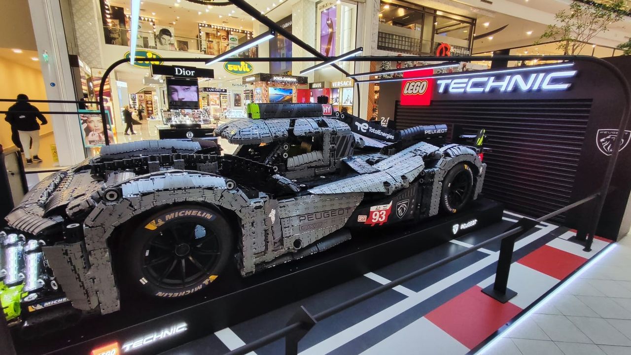 LEGO yapım parçalarından inşa edilen yarış otomobili Akasya'da ziyarete açıldı