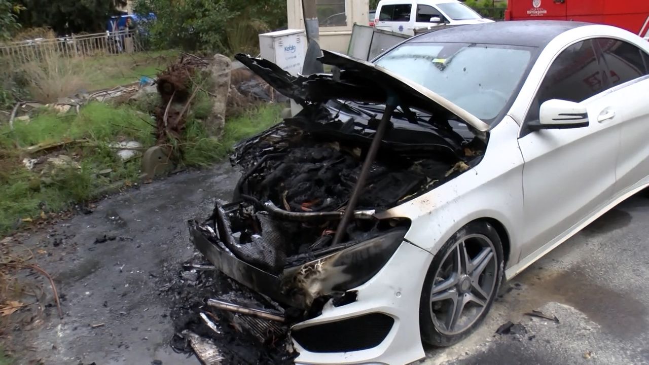 Bakırköy'de park halindeki otomobil alev alev yandı