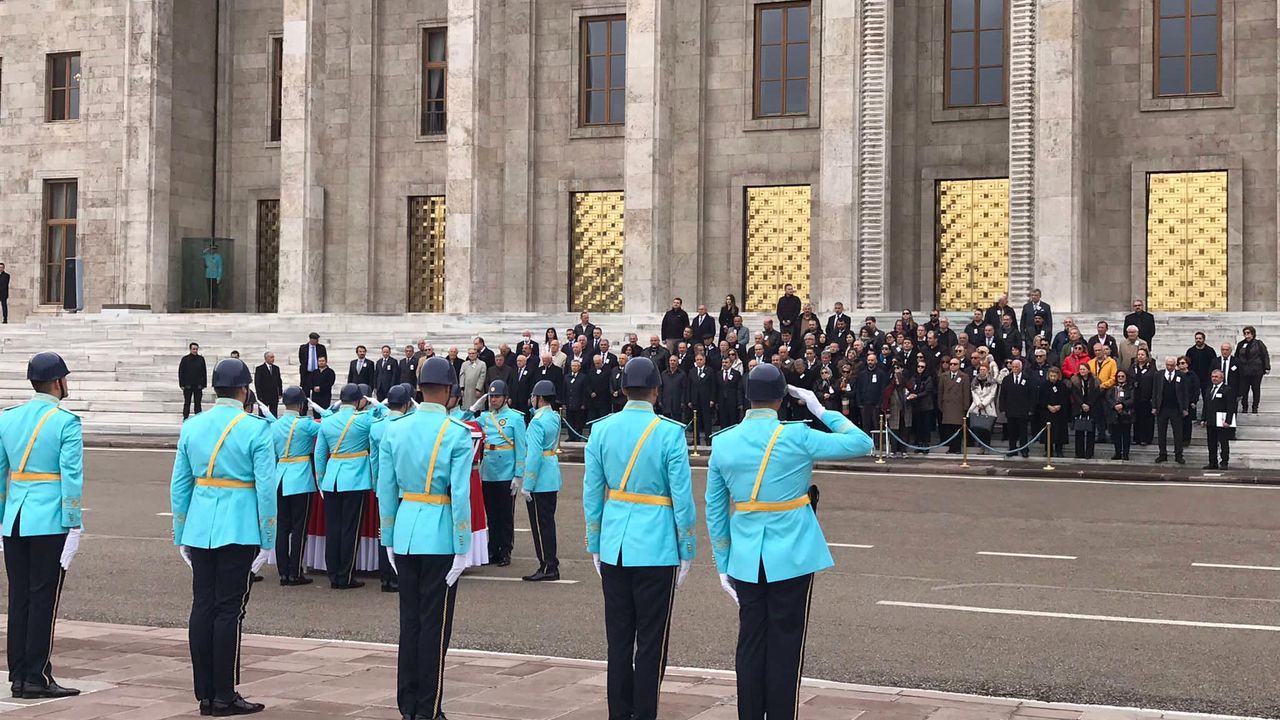 Eski bakan Müftüoğlu için Meclis'te tören