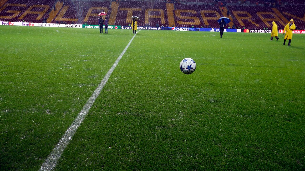 Galatasaray-Manchester United maçı önce zemin yoğun yağmur nedeniyle inceleniyor