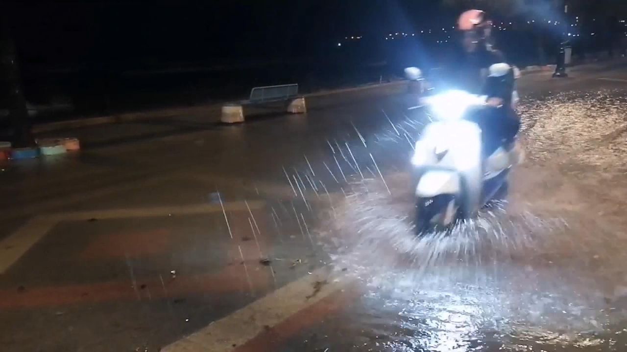 İstanbul'da yağış başladı; Silivri'de yollar göle döndü
