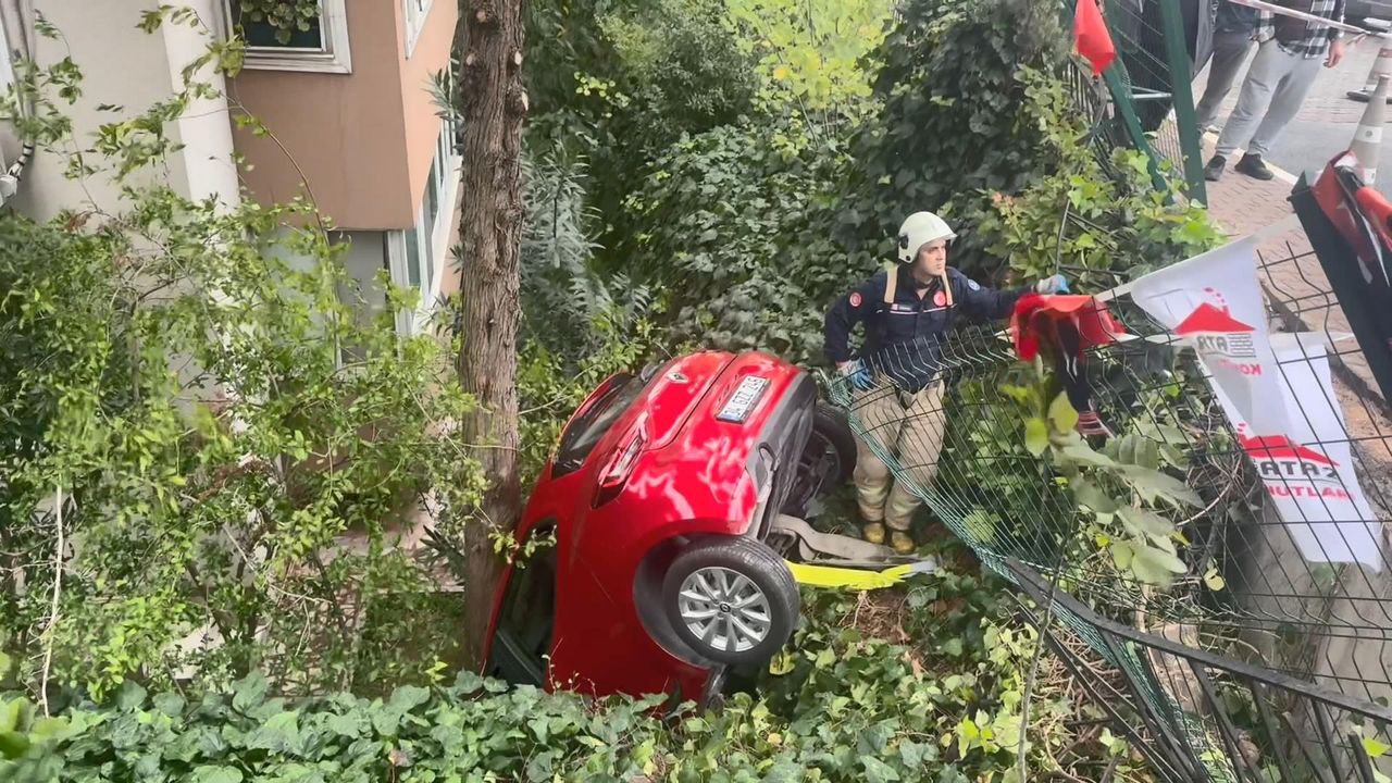 Üsküdar'da otomobil binanın bahçesine düştü