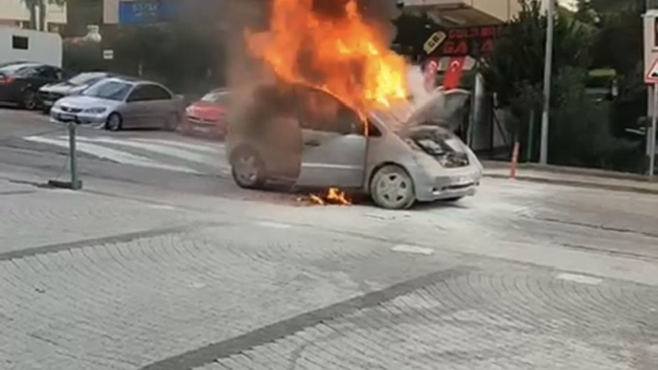 Üsküdar'da seyir halindeki otomobil alev alev yandı 
