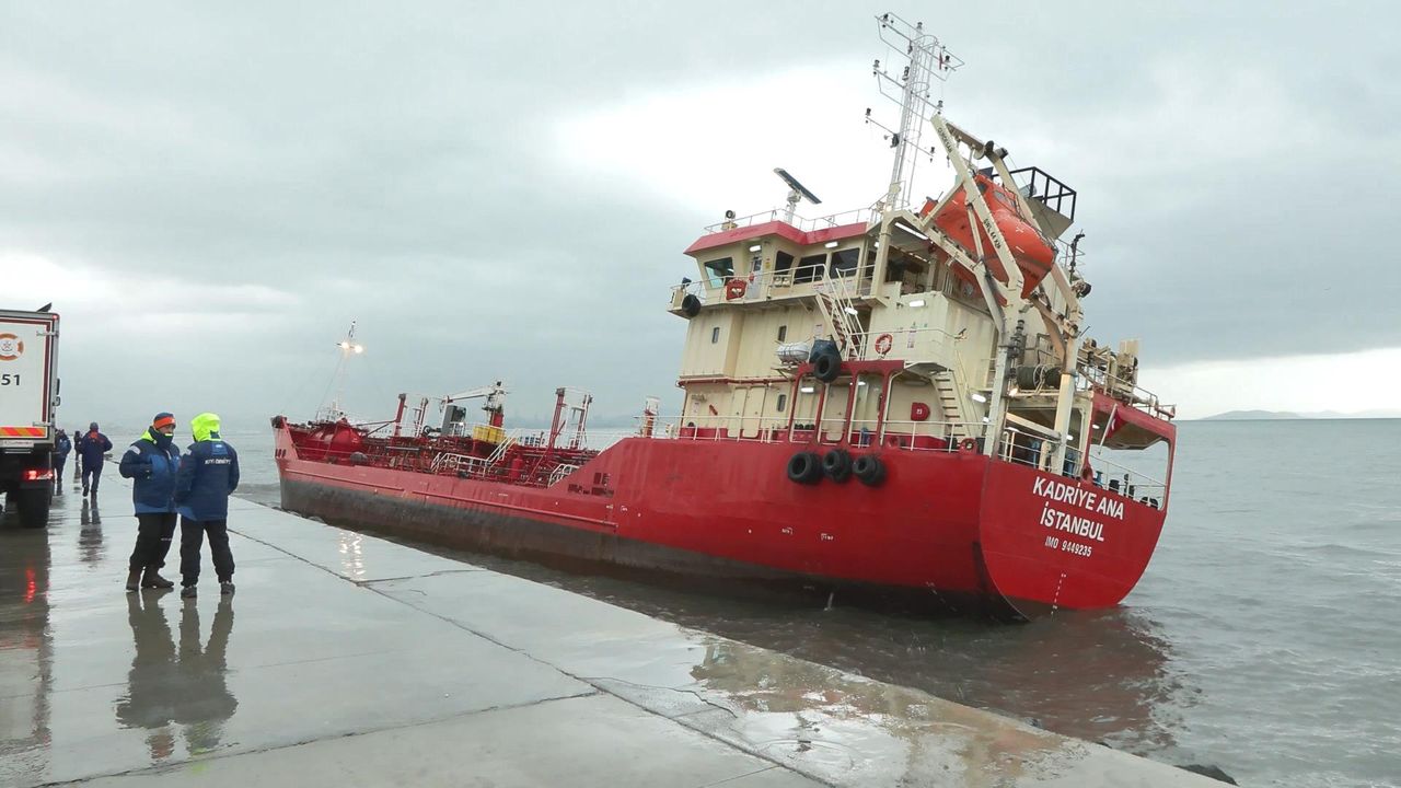 Zeytinburnu'nda karaya oturan tankeri kurtarma çalışmaları başladı