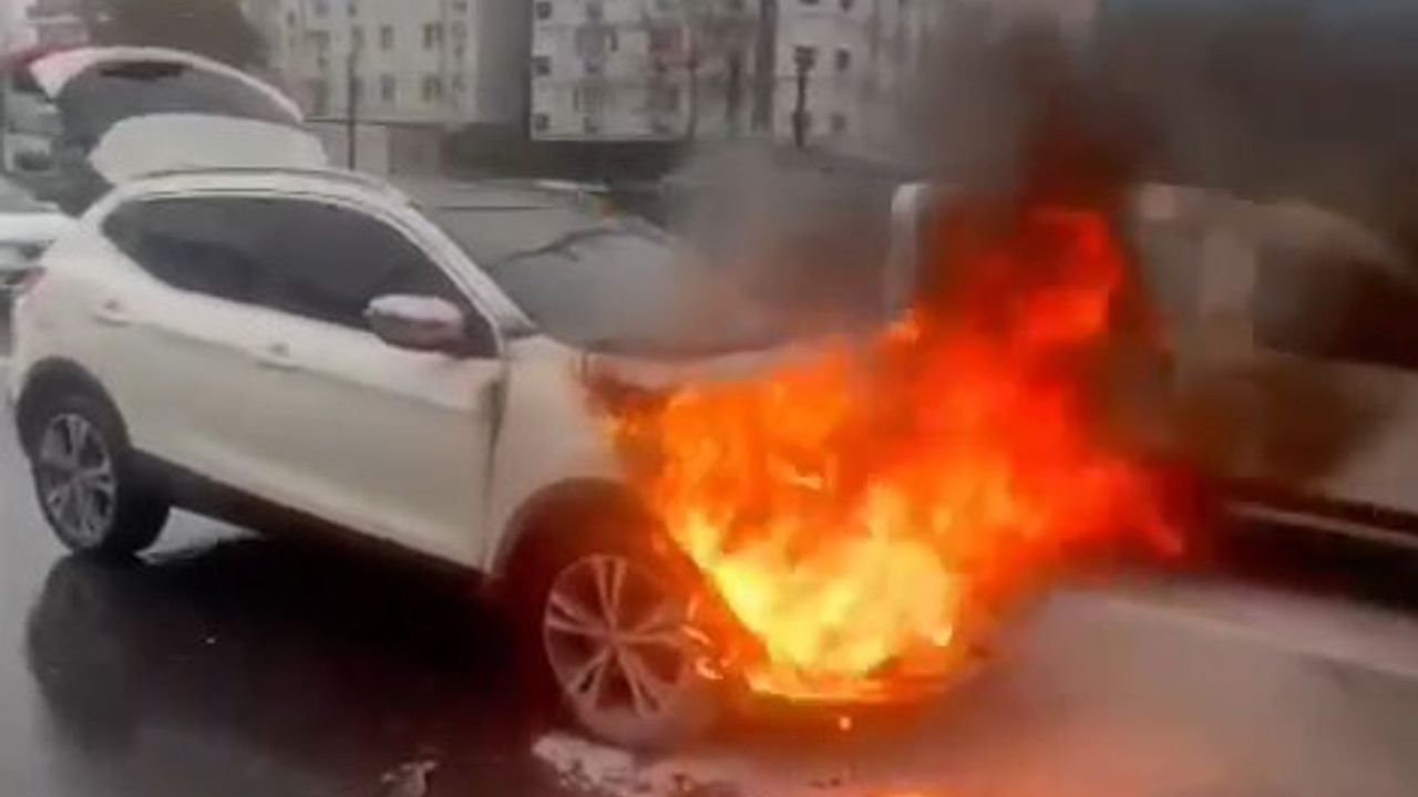 Avcılar'da otomobil alev alev yandı