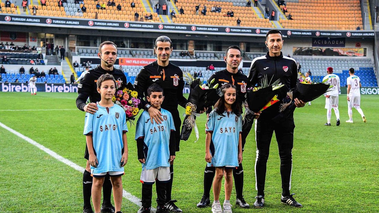 Başakşehir-Sivasspor maçı öncesi çocuklardan hakemlere çiçek takdimi