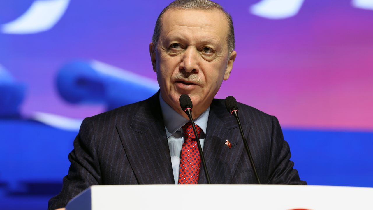 Cumhurbaşkanı Erdoğan: "Biz Türk sporunun tartışmalarla değil, başarılarla gündeme gelmesini arzu ediyoruz"