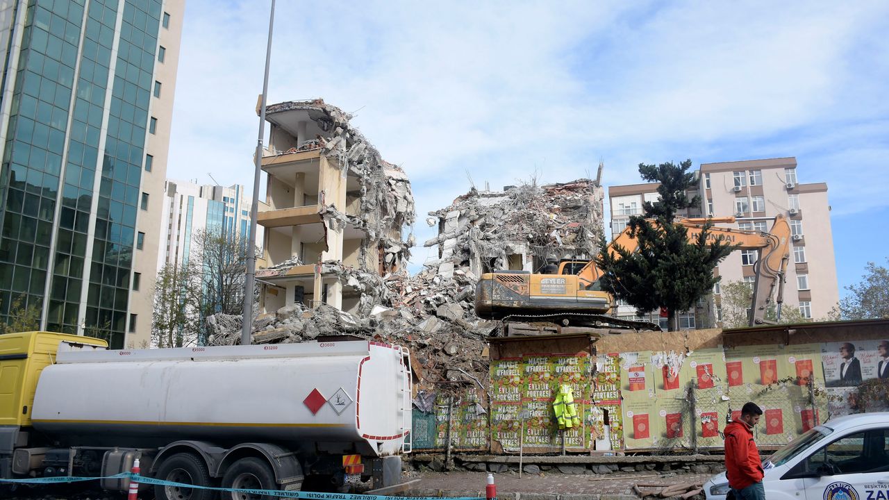Beşiktaş'ta 11 katlı binanın yıkımında yola moloz düştü, 3 araç hasar gördü