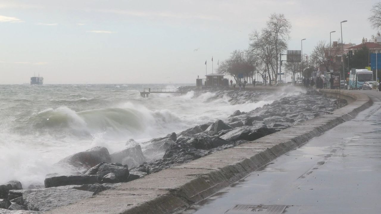 Fırtınanın etkisiyle sahillerde dev dalgalar oluştu