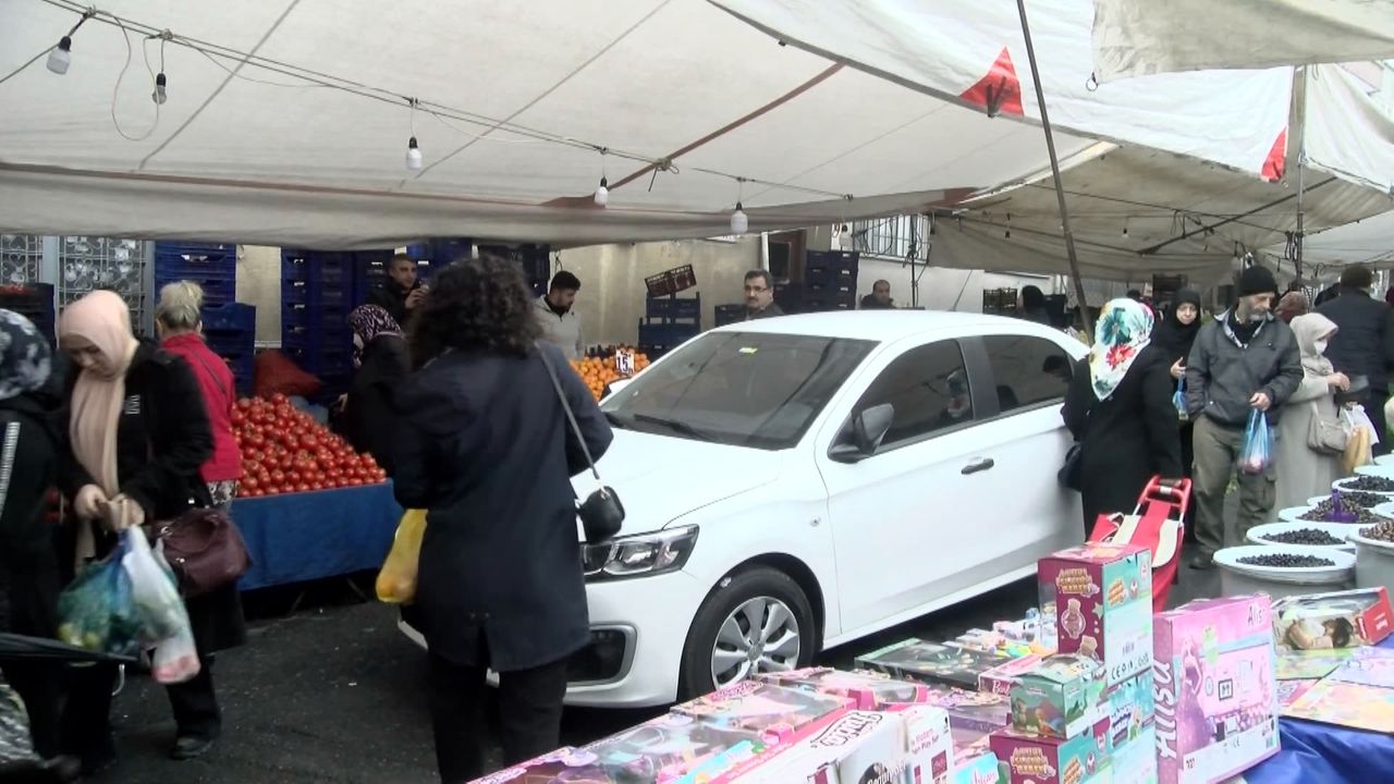 Gaziosmanpaşa'da pazarda unutulan araçlar yüzünden esnaf tezgah açamadı