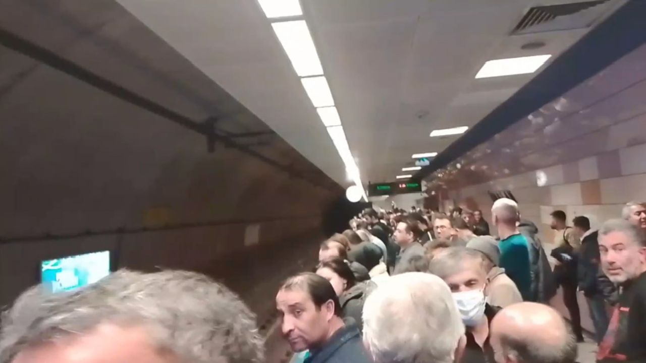 Kadıköy-Sabiha Gökçen metrosunda meydana gelen arıza yolcuları isyan ettirdi 