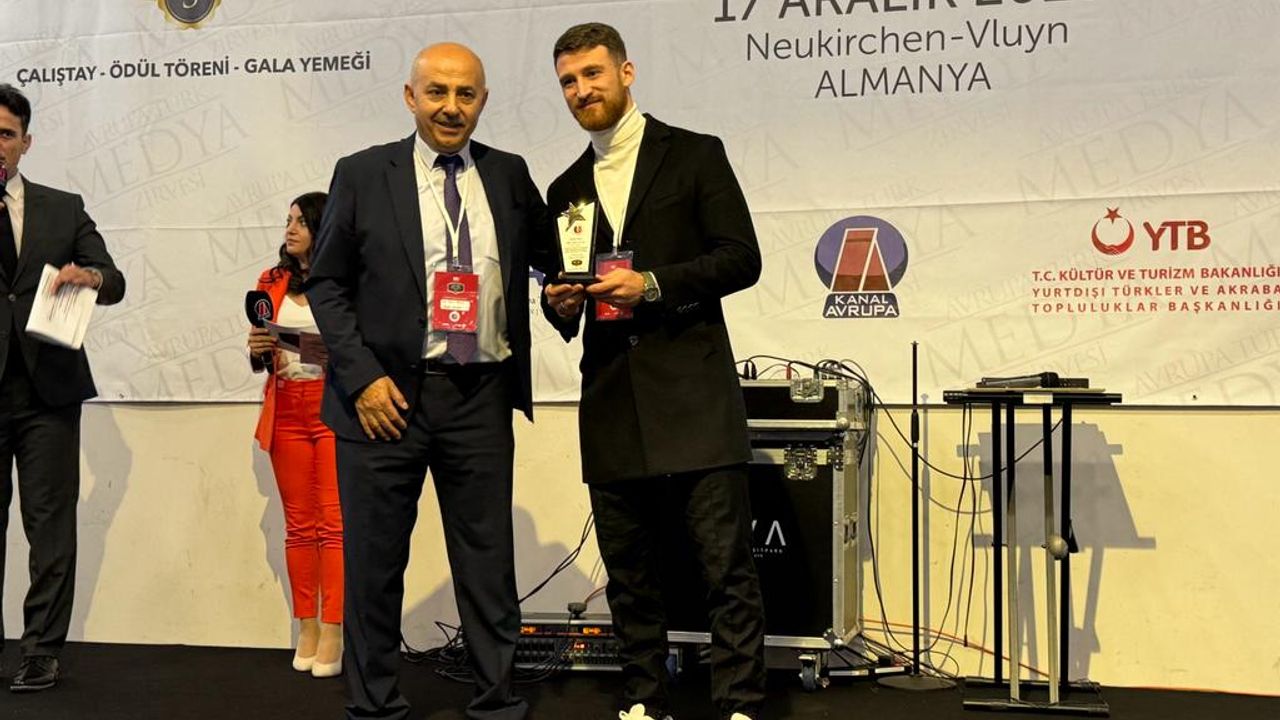 Milli futbolcu Salih Özcan'a yılın en başarılı futbolcusu ödülü