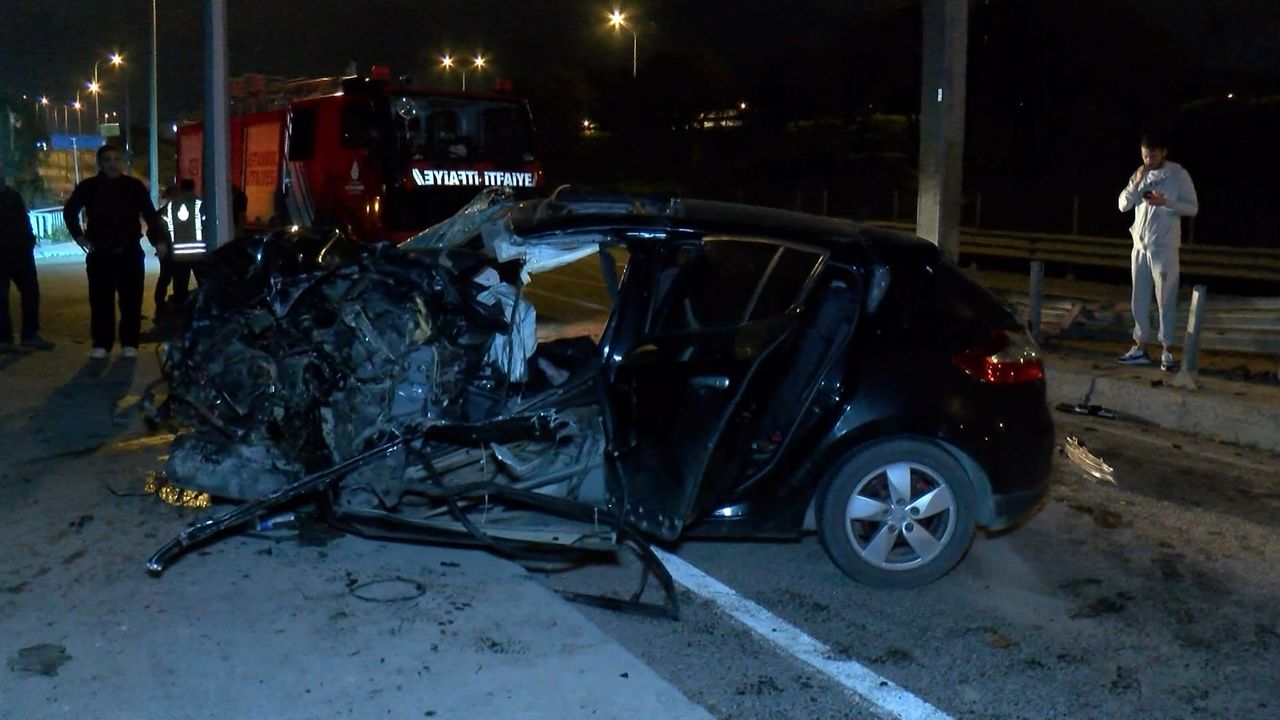 Sancaktepe'de otomobil refüje çarptı: Sürücü ağır yaralandı