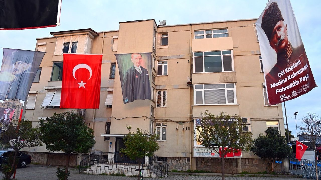 Suudi Arabistan Başkonsolosluğu'nun olduğu sokağa Atatürk, Fahreddin Paşa görselleri ve Türk bayrakları asıldı