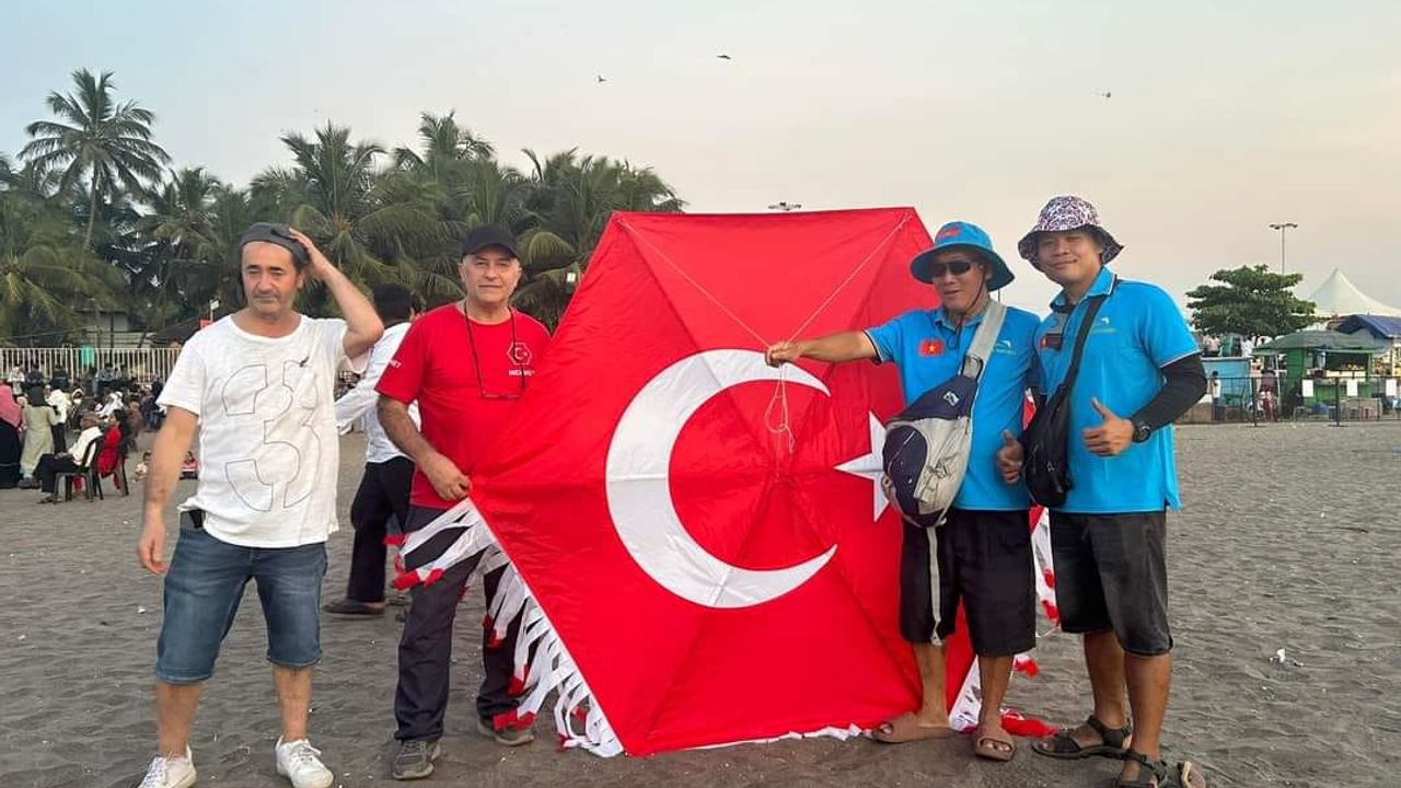 Türk Uçurtma Takımı Hindistan’da Türk bayrağını dalgalandırdı