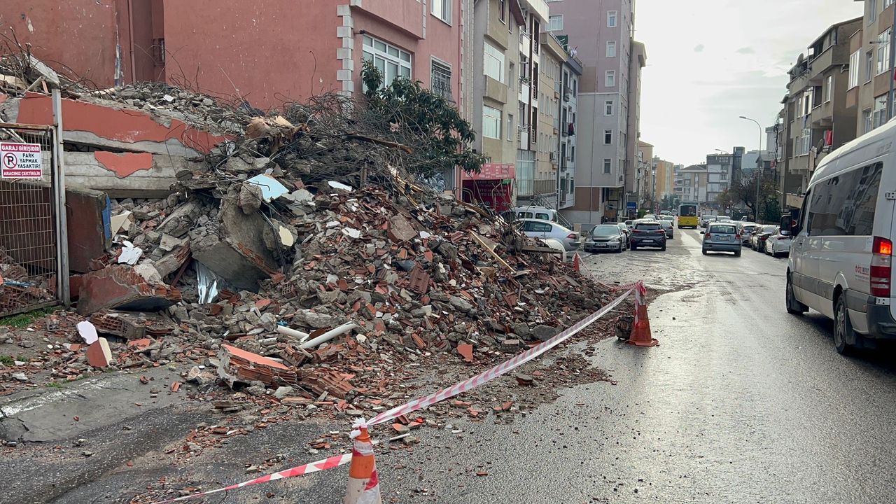 Maltepe’de bina yıkım esnasında caddeye çöktü