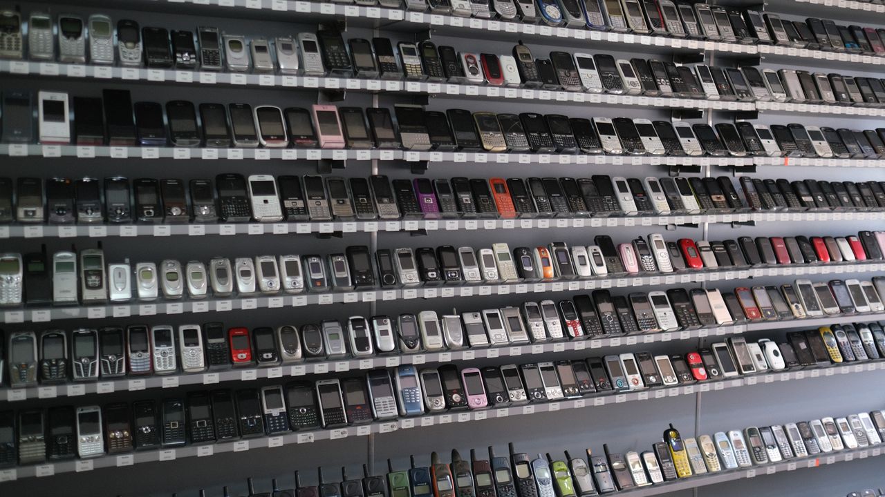 Dünya rekoru kırdığı cep telefonu koleksiyonunu Cem Yımaz’a hediye etmek istiyor